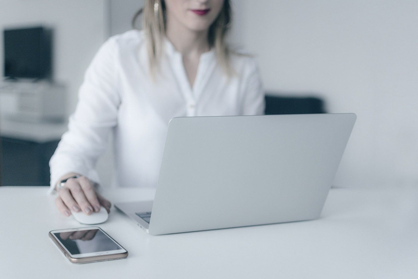 Business woman using cloud chief technologies